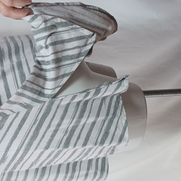 LULAROE WOMENS TOP SIZE M IN A BEAUTIFUL gray and white striped design - Picture 5 of 8